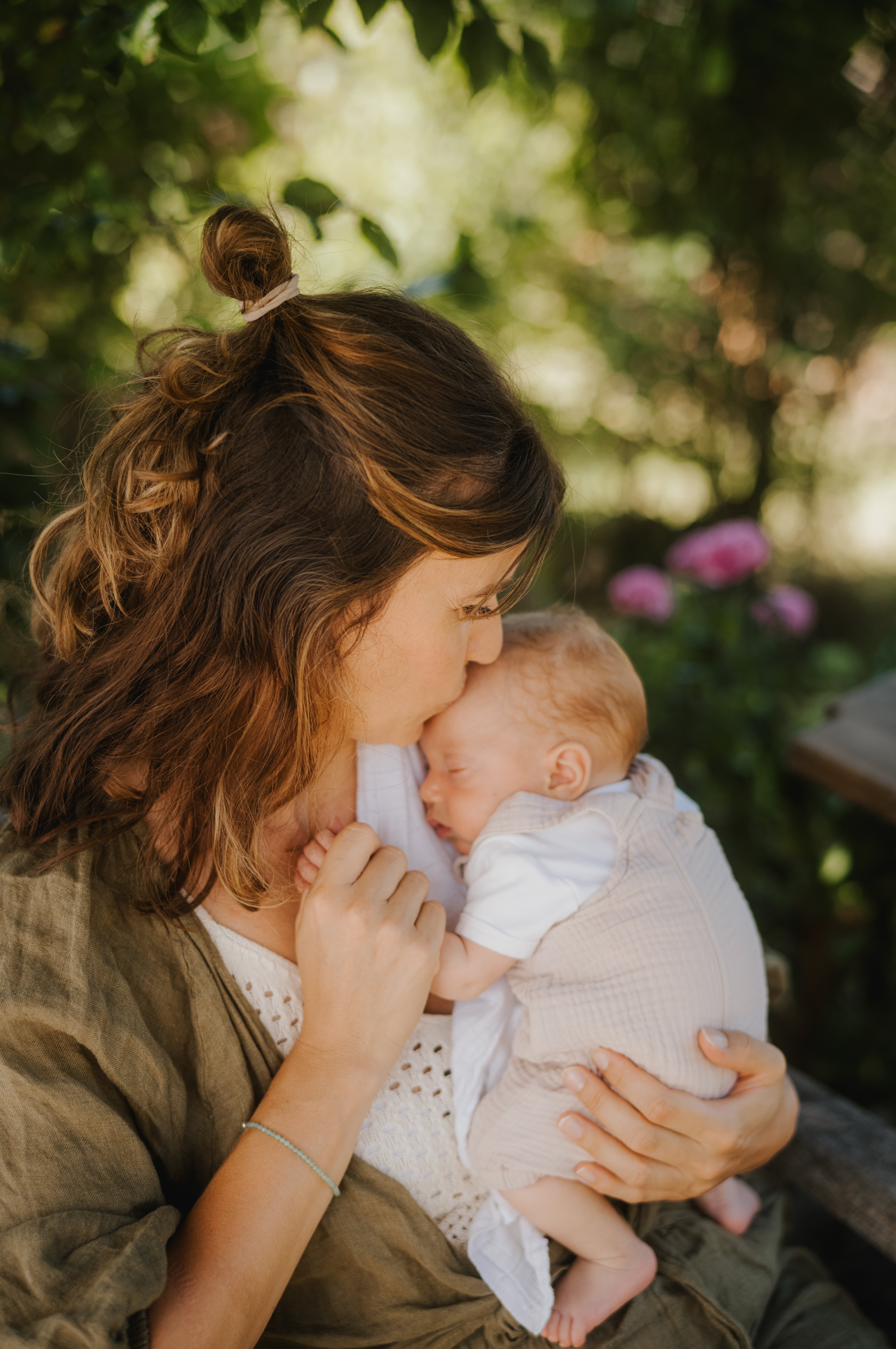 Luisa mit Baby – Mama und Kind in der Natur