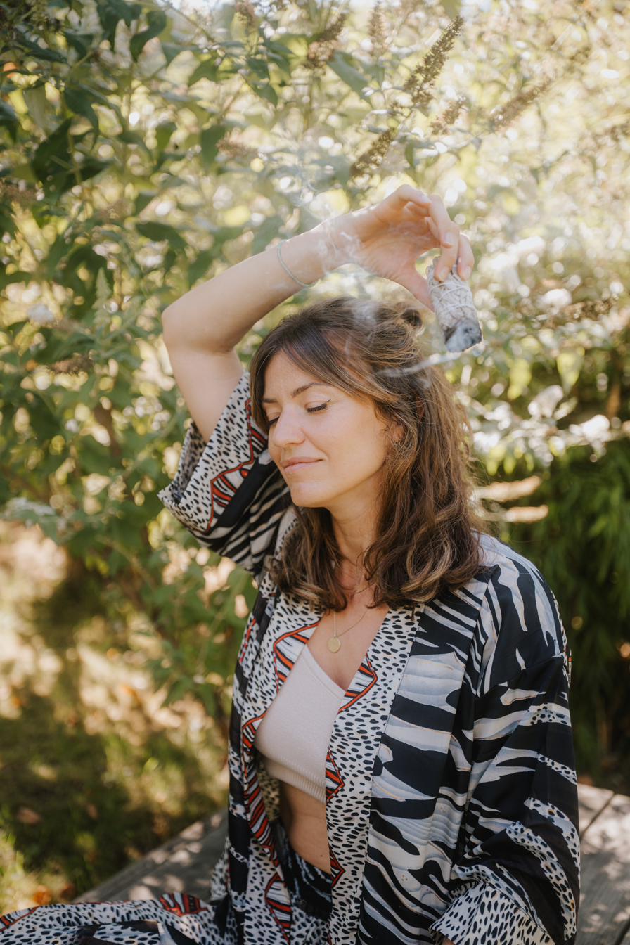 Luisa beim Räuchern mit Salbei – in der Natur